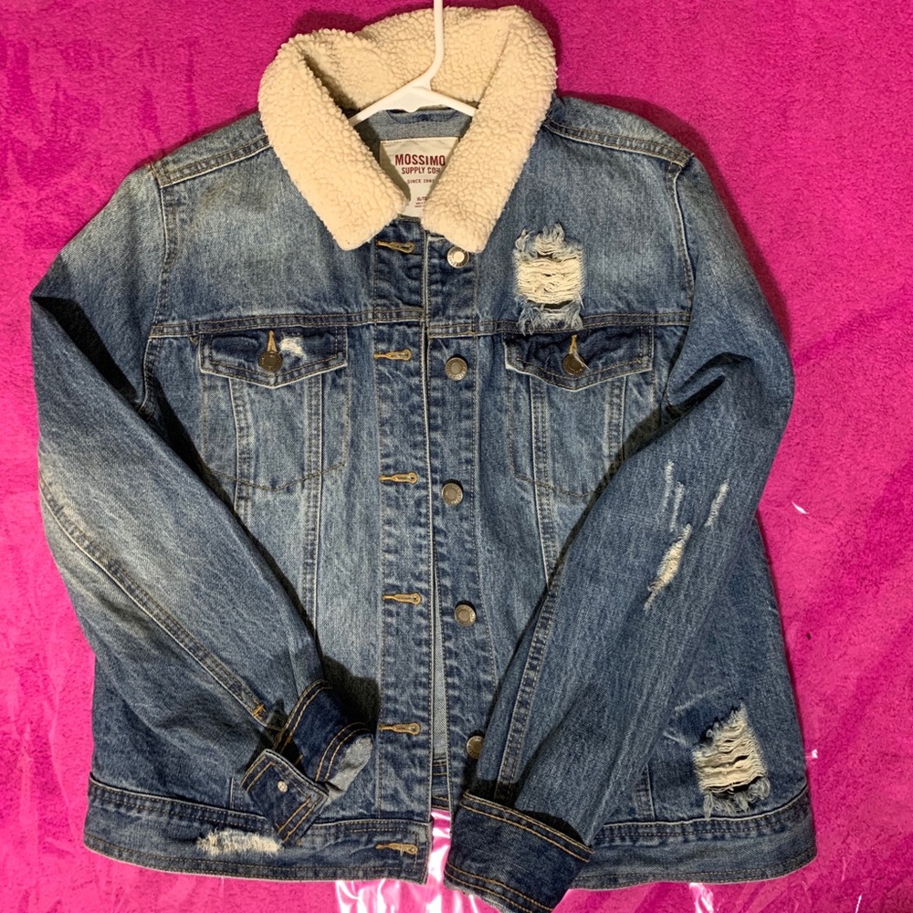 Jean jacket with fur collar
